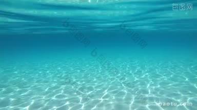 意大利撒登尼亚水晶般清澈的海水